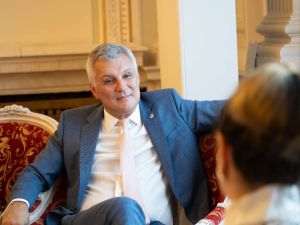 Daniel Zamfir a anunţat imediat rezultatul pe pagina sa de Facebook, într-o postare care combină promisiunea despăgubirilor cu un atac politic: „Daţi banii înapoi! Astăzi, şi în Comisia de buget, am obţinut raport favorabil pentru legea care obligă băncile să-i despăgubească pe consumatorii cărora li s-a «umflat» ROBOR-ul. Miercuri va fi votul în plenul Senatului. Cine credeţi că s-a opus? Aveţi doar o încercare...”. Postarea este însoţită de hashtagurile „#faraAbuzuri” şi „#faraUSR”. (Sursa foto: facebook / Daniel Cătălin Zamfir)